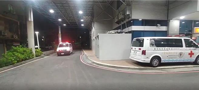 救護車載送謝沛勳抵達醫院。（李京昇攝）
