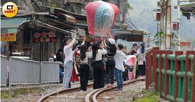 新北市平溪區天燈節每年吸引國內外600萬人次到訪，距離1.5公里外的「新平溪煤礦文化園區」卻罕有人至，地方鄉親直呼可惜。（圖／記者黃耀徵攝）