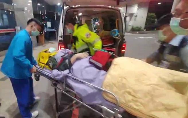 飞官谢沛勋凌晨抵达台中童综合医院，意识清楚。（李京升摄）