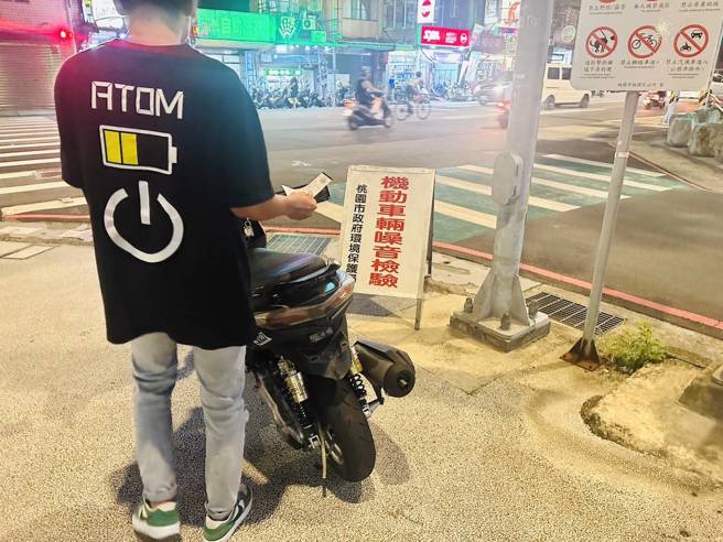 从事搬家工作的男子因为车牌逾检注销，被员警到场拆牌查扣，最高面临10800元高额罚锾。（翻摄画面）