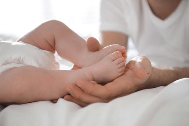 網友怒轟，生了3胎幫忙解決少子化問題，準備換大房時竟遇到央行打房而淪為「受災戶」。（示意圖：shutterstock／達志）