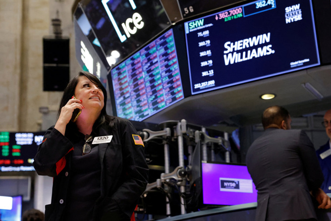 投资人依然关注美国联准会（Fed）4年多来即将首次降息，17日四大美股收盘时近乎平盘。（图／路透社）