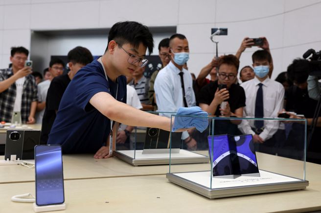 华为推出业界首创的三折手机Mate XT。（图／路透社）