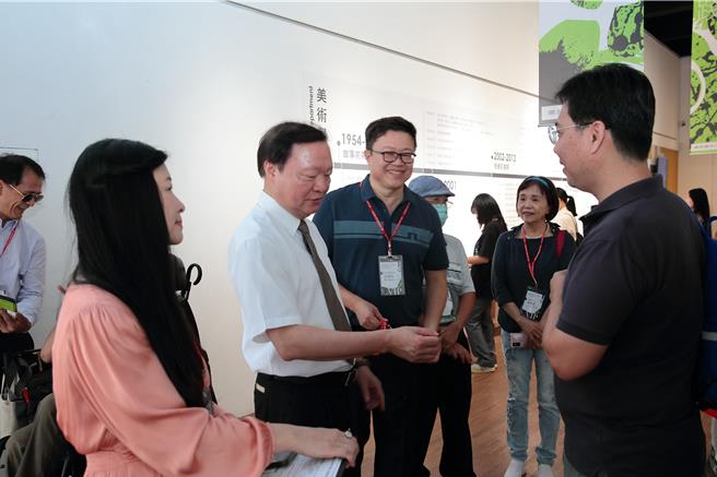 高師大校長王政彥、美術系主任李錦明於現場參訪。（畫面翻攝／紀爰高雄傳真）