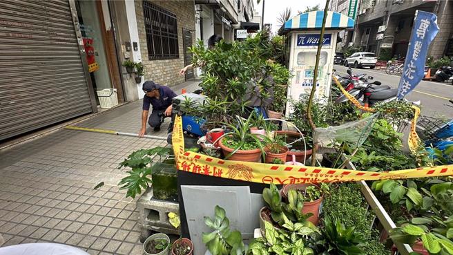 台中北屯区九龙街1栋大楼10日上午传出离奇坠楼案件，1名男子从高楼坠落全身赤裸，当场还砸中1辆机车、花圃。（民眾提供／冯惠宜台中传真）