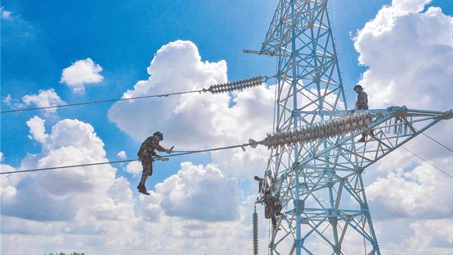 2024陸企500強榜單11日發布，由大陸國家電網公司以營收3.86兆元人民幣，連4年蟬聯榜首。（新華社）