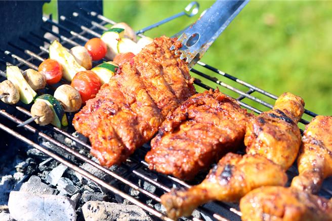 中秋烤肉是許多人一年一度的盛事，但燒烤過程中，可能會產生致癌物質多環芳香族碳氫化合物（PAHs）。（示意圖，Shutterstock／達志）