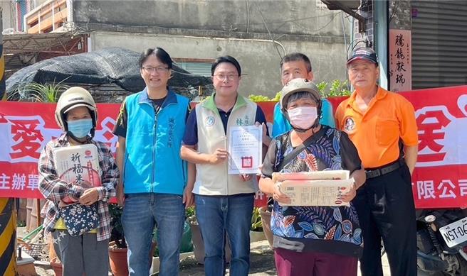 民进党高雄市议员林志诚（中）长期关心弱势，他10日结合在地企业与宫庙分送白米给民眾。（林志诚服务处提供／林瑞益高雄传真）