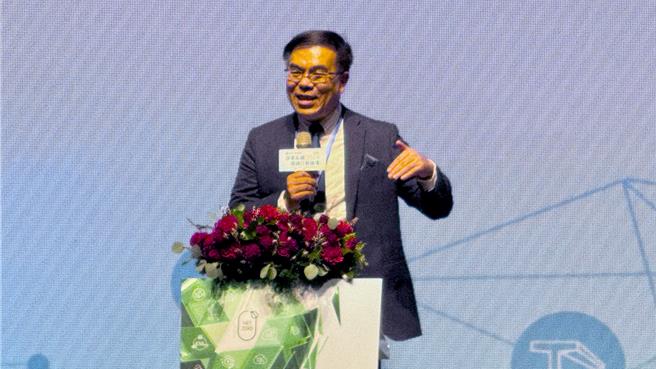 环境部长彭启明重申，明年1月才开始开徵碳费，若现在听到有建商因此说房价要涨5％、10％，欢迎打电话到环境部，「我一定会带同仁去查，是谁这样讲的？」（柯宗纬摄）