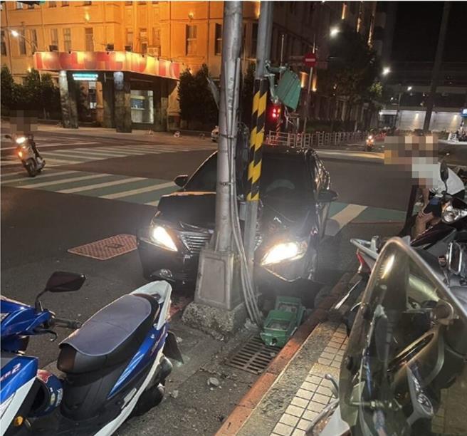 基隆市政府前的信二、义一路口昨晚发生自撞车祸，一名23岁高姓男子疑似疲劳驾驶，在由义一路往往左转时，偏离车道自撞该路口行人号志杆。（徐佑升翻摄）