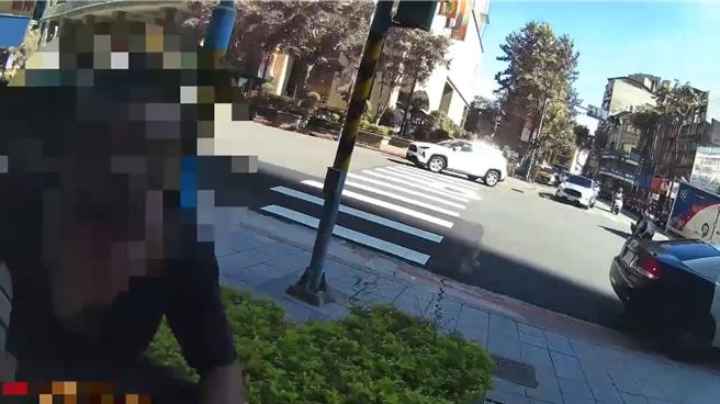 警方获报到场，斗殴双方互控伤害。（警方提供）