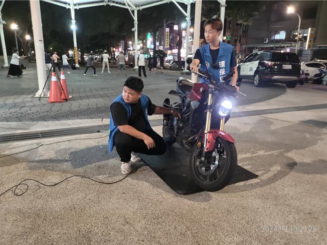 桃園市環保局、警察局桃園分局、監理單位昨天晚上在建國公園設置檢測噪音儀器，針對於道路行駛之噪音車輛加強攔檢，共攔查17輛，噪音超標12輛。（翻攝照片）