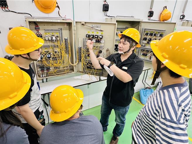 专精「配管」从教职、创业主、工程师等多重身份到国手，45岁的林英男，从小受到哥哥的影响，开始钻研水电配管技术，因表现优异被拔擢为竞赛选手，曾夺下全国技能竞赛配管职类金牌，现在的林英男进入劳动力发展署桃竹苗分署担任能源职群训练师，指导选手林宥恩在第54届全国技能竞赛中夺得银牌，他说，希望能持续传承技术，为业界培育水电专才。（劳动力发展署桃竹苗分署提供／廖姮玥桃园传真）