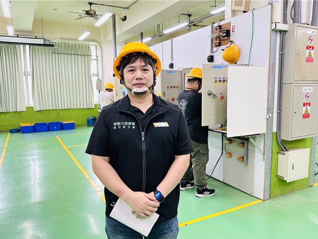 专精「配管」从教职、创业主、工程师等多重身份到国手，45岁的林英男，从小受到哥哥的影响，开始钻研水电配管技术，因表现优异被拔擢为竞赛选手，曾夺下全国技能竞赛配管职类金牌，现在的林英男进入劳动力发展署桃竹苗分署担任能源职群训练师，指导选手林宥恩在第54届全国技能竞赛中夺得银牌，他说，希望能持续传承技术，为业界培育水电专才。（劳动力发展署桃竹苗分署提供／廖姮玥桃园传真）