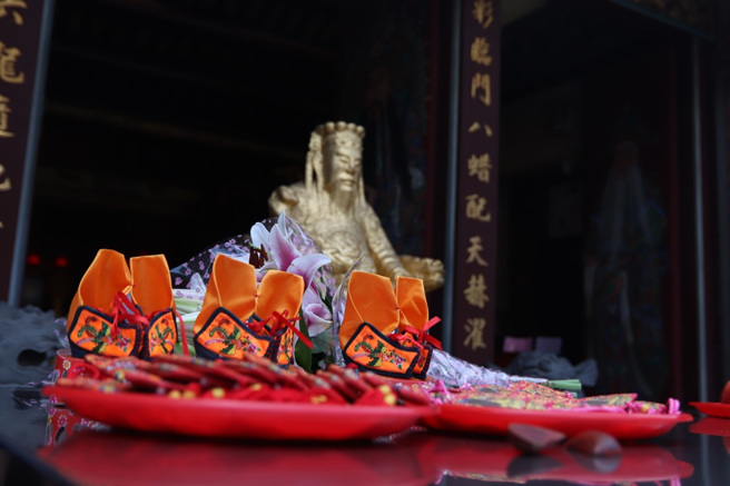 为祝福今年中秋新婚佳偶，凡于9月9日至9月16日登记结婚者，加码再抽霞海城隍夫人鞋。(图/新北市政府文化局提供)