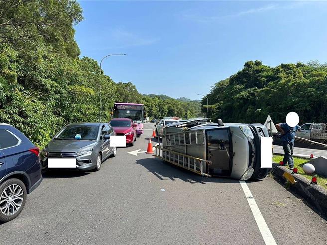 小货车撞上安全岛侧翻。（翻摄画面）