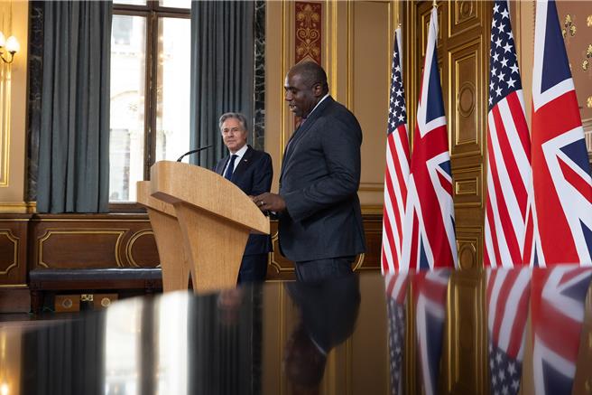 美國國務卿布林肯（左）10日在倫敦與英國外交大臣拉米（右）啟動「美英戰略對話」。(取自美國駐華大使館和領事館官網)