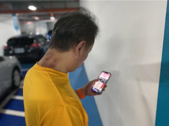 现代人因长时间低头滑手机，造成颈椎和腰椎退化性病变的发生率逐渐提高。（孙英哲摄）