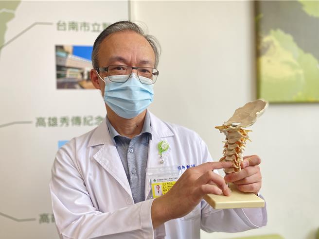 彰化秀传医院神经外科主任郑均洹表示，民眾长期低头滑手机、使用电脑，容易造成颈部伤害，也可能引起全身各种毛病。（孙英哲摄）