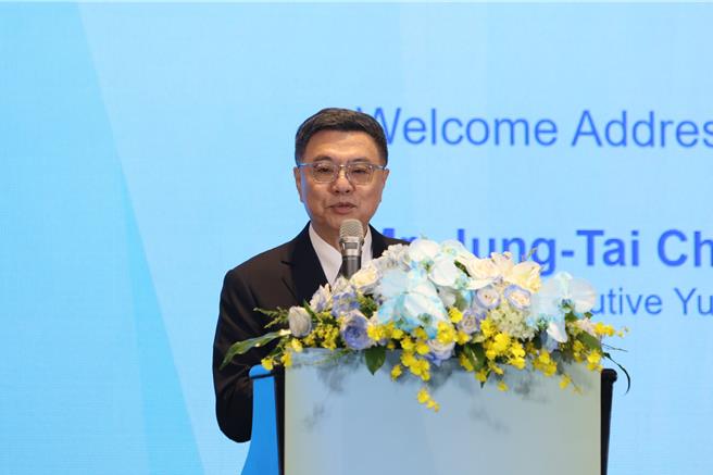 2024年亞洲選舉官署協會（AAEA）會員大會今開幕，行政院長卓榮泰致詞時強調，台灣願意提供給各國民主經驗、共享情資，也共同學習如何面對假訊息，面對反民主、極權專制政權，用正面力量打敗負面影響。（中選會提供）