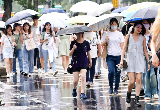 午后对流云系发展旺盛，易有短延时强降雨，中央气象署发布大雨特报。（陈俊吉摄）