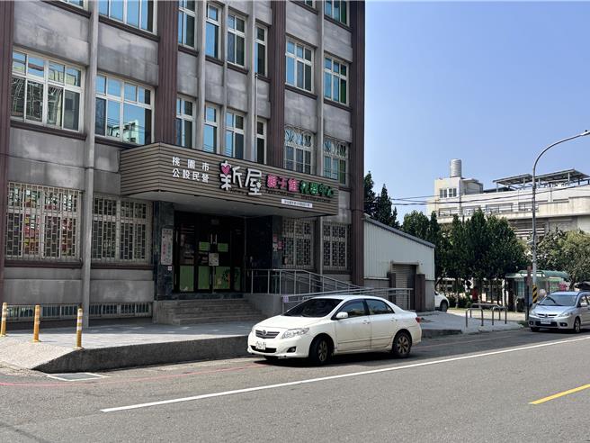 桃园市新屋托婴中心暨亲子馆，位于新屋区公所旁，因托婴中心位于转弯处馆设前中山路为红线，不少家长接送婴幼儿上下学时，临停遭到警方开单，民进党市议员陈睿生召集桃园市交通局办理会勘，希望上下学时间开放临停，并增加告示牌面。交通局回应，增设时段性开放家长临停接送区牌面2面，预计11月底完工。（廖姮玥摄）