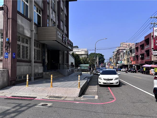 桃园市新屋托婴中心暨亲子馆，位于新屋区公所旁，因托婴中心位于转弯处馆设前中山路为红线，不少家长接送婴幼儿上下学时，临停遭到警方开单，民进党市议员陈睿生召集桃园市交通局办理会勘，希望上下学时间开放临停，并增加告示牌面。交通局回应，增设时段性开放家长临停接送区牌面2面，预计11月底完工。（廖姮玥摄）