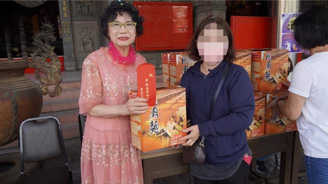 南寶「三小姐」許黃彩好在西港慶安宮致贈低收入戶現金與物資。（寶智華攝）