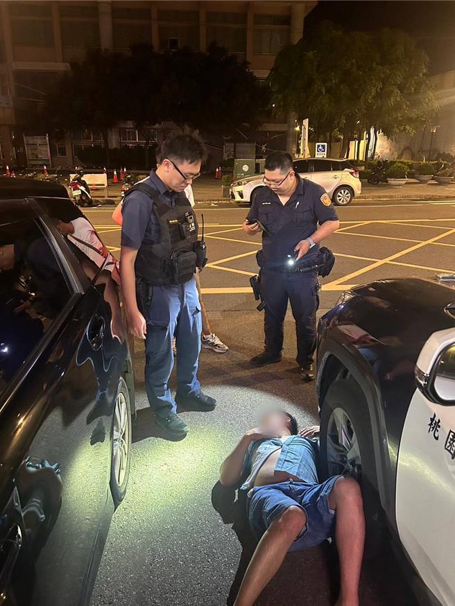 桃園市大園區1名39歲的黃姓越南籍男子，10日晚間外出飲酒，卻不勝酒力醉倒在路邊，駕車路過的37歲阮姓男子不忍同鄉露宿街頭，伸出援手卻無計可施，便將他載到派出所求助，員警利用黃男的指紋解鎖手機，聯繫上其友人，將黃男帶回。（警方提供／廖姮玥桃園傳真）