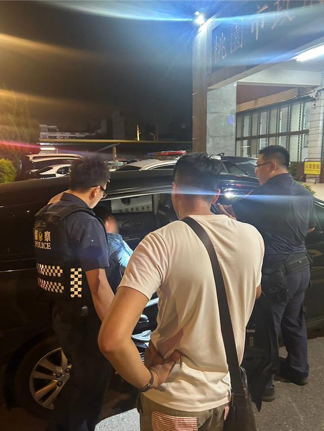 桃園市大園區1名39歲的黃姓越南籍男子，10日晚間外出飲酒，卻不勝酒力醉倒在路邊，駕車路過的37歲阮姓男子不忍同鄉露宿街頭，伸出援手卻無計可施，便將他載到派出所求助，員警利用黃男的指紋解鎖手機，聯繫上其友人，將黃男帶回。（警方提供／廖姮玥桃園傳真）