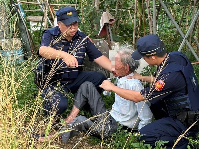 老翁迷途跌卧杂草堆，警方寻人顺利救援。(警方提供／吕筱蝉桃园传真)
