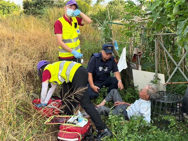 老翁迷途跌卧杂草堆，警方寻人顺利救援。(警方提供／吕筱蝉桃园传真)