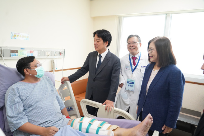 總統賴清德今上午除了探視謝姓飛官的病情，也同時探望近期因為在緝毒行動中受傷臥病休養的台中海巡隊長陳慶昌。（圖 / 翻攝自管碧玲臉書）