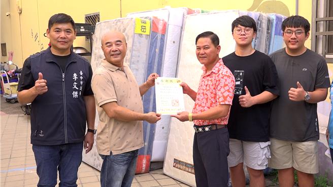 李文傑感謝企業送愛。（李文傑提供／李京昇台中傳真）