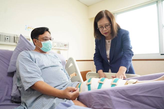 管碧玲說，陳慶昌儘管還在養傷，但昨天得知謝姓飛官墜海的消息後就在病床上，一整晚透過手機指揮調度。（圖 / 翻攝自管碧玲臉書）