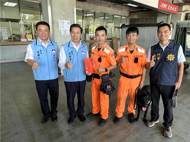金門縣長陳福海(左二)體恤相關單位協助緝毒工作執行之辛勞，今日也親赴尚義機場慰勉各單位，並致贈秋節加菜金。（于家麒攝）