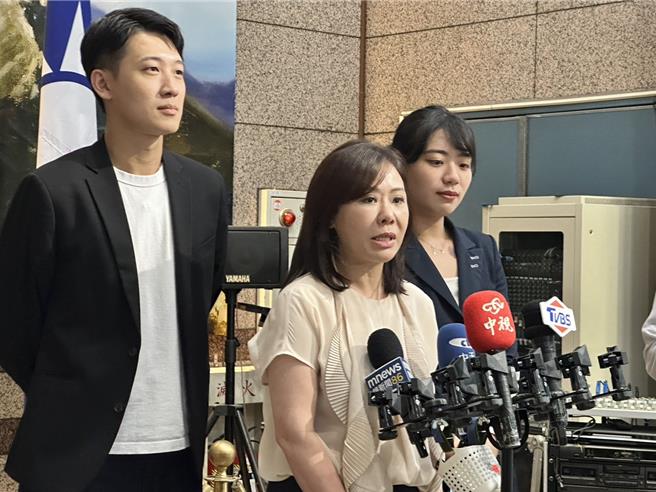 國民黨文傳會主委李彥秀（中）。（周毓翔攝）