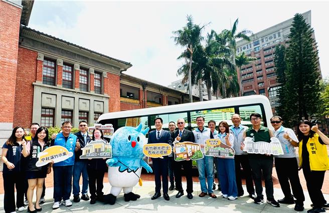 新竹假日观光巴士11日正式启动，市府将于14日起推出免费旧城区假日观光巴士服务「新竹观光巴士－旧城巡礼线」。（陈育贤摄）