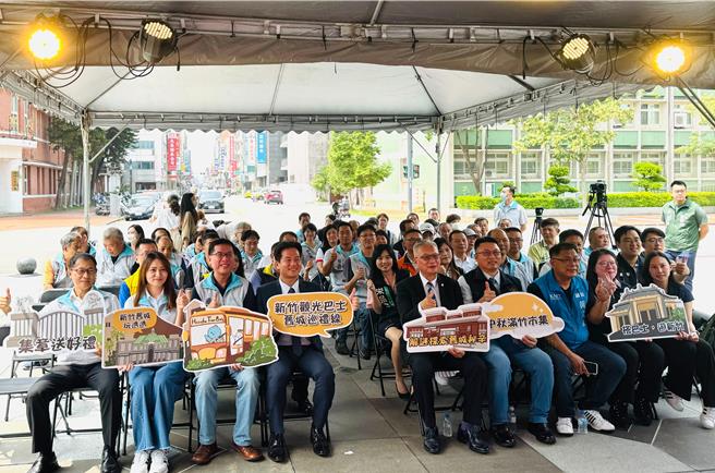 新竹假日观光巴士11日正式启动，市府将于14日起推出免费旧城区假日观光巴士服务「新竹观光巴士－旧城巡礼线」。（陈育贤摄）