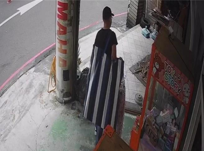 吳姓男子使用超大及顯眼的收納袋到娃娃機店偷公仔。（民眾提供／孫英哲彰化傳真）