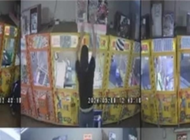 吳姓男子使用超大及顯眼的收納袋到娃娃機店偷公仔。（民眾提供／孫英哲彰化傳真）