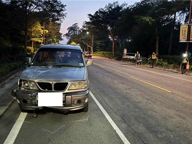 41岁谢姓男子驾驶自用小客货车，自称突看到「黑影」为紧急闪避将车驶入对向车道，不甚碰撞到对向一名20岁林姓男子骑乘之普通重型机车。（于家麒摄）