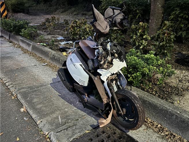 林姓骑士当场被撞飞，造成头部及腹部多处受伤，血流满地。（于家麒摄）