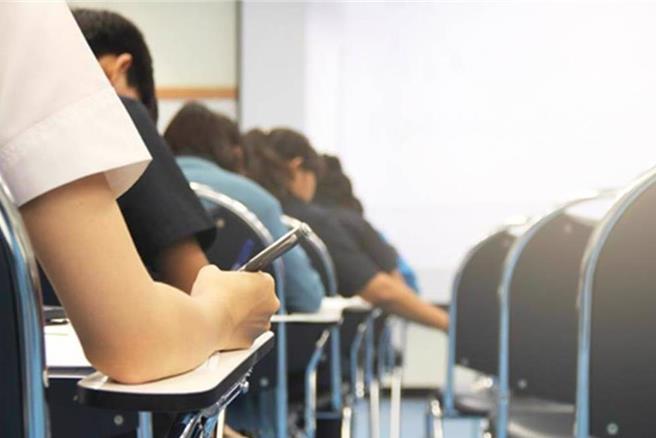 18歲陽光男孩「東東」今年錄取美國知名大學，令人難以想像的是，3年前的他被確診為高功能自閉症，常握拳用力敲打著自己頭部，還多次自殘自傷。（示意圖／達志影像）