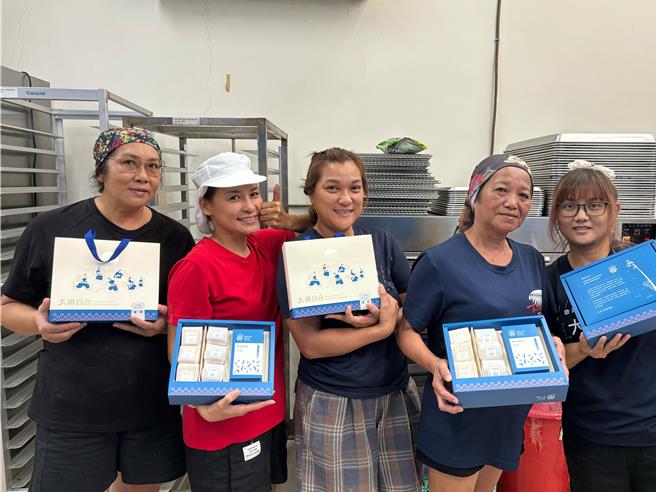 日光小林居民透過產品來宣示正名，將往年中秋禮盒「梅好薑來」更名為「大滿日合」。（林雅惠攝）