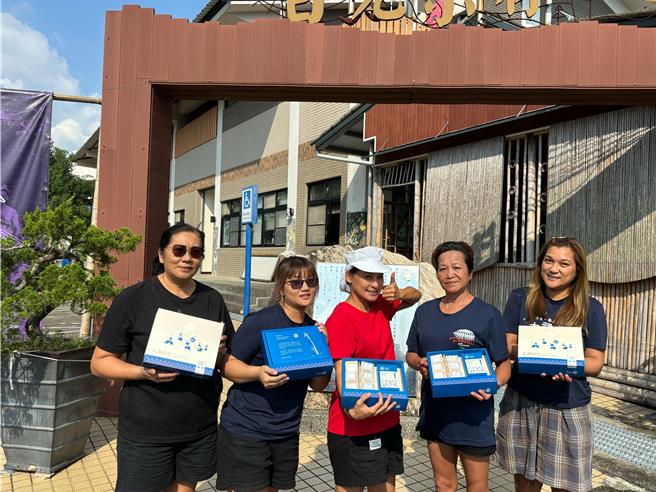 日光小林居民透過產品來宣示正名，將往年中秋禮盒「梅好薑來」更名為「大滿日合」。（林雅惠攝）