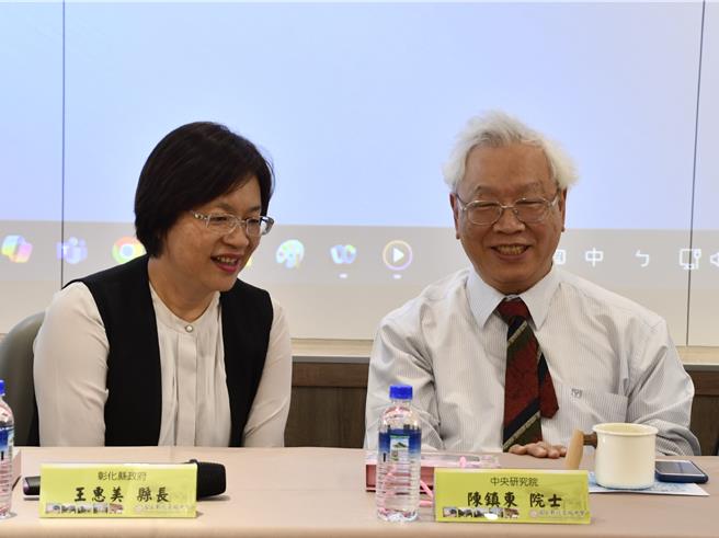 彰化縣長王惠美（左）出席國立彰化高中慶祝茶會，恭賀彰中校友陳鎮東（右）榮膺第34屆中研院院士。（彰化縣政府提供／孫英哲彰化傳真）