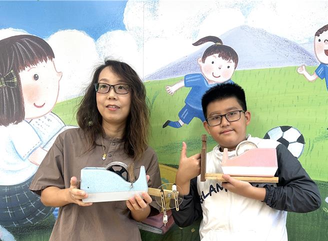 台东丰里国小蝉联达文西国际发明展金牌奖，教导主任梁慧琦（左）及学生张恩凯（右）。（蔡旻妤摄）