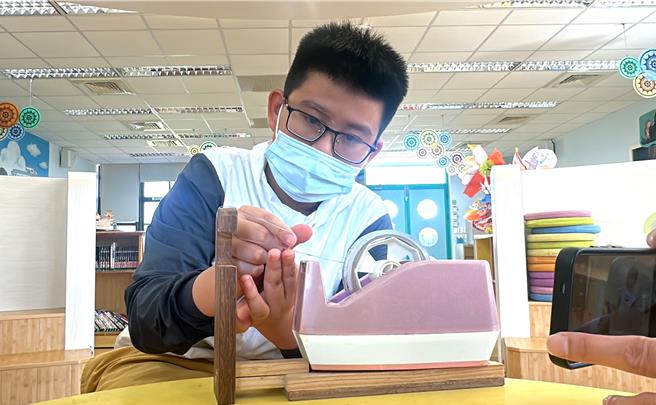 台东丰里国小蝉联达文西国际发明展金牌奖，学生张恩凯。（蔡旻妤摄）