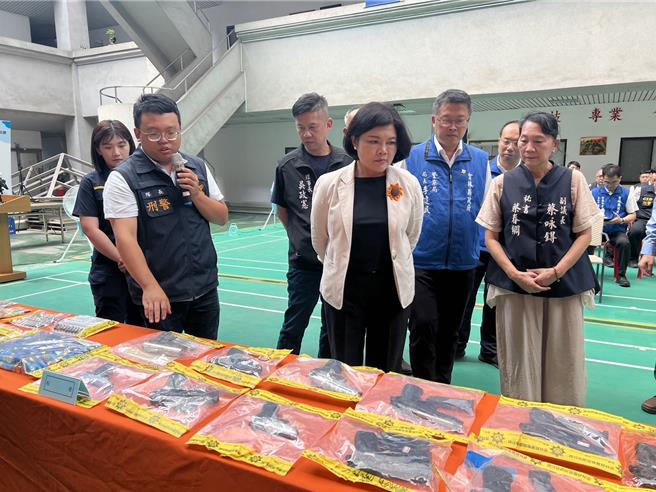 雲林縣長張麗善（中）今前往縣警局為頒獎表揚有功員警，圖為巡視在水林鄉查獲的各式長短槍及子彈。（周麗蘭攝）